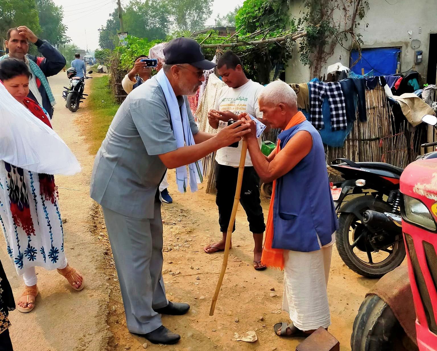 मतदाताको घरदैलोमा छविलाल र दधिराम 